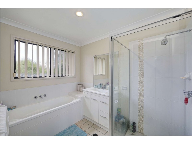 10 Leon Place, Coral Cove QLD 4670