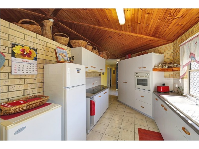 7 Crystal Court, Elliott Heads QLD 4670