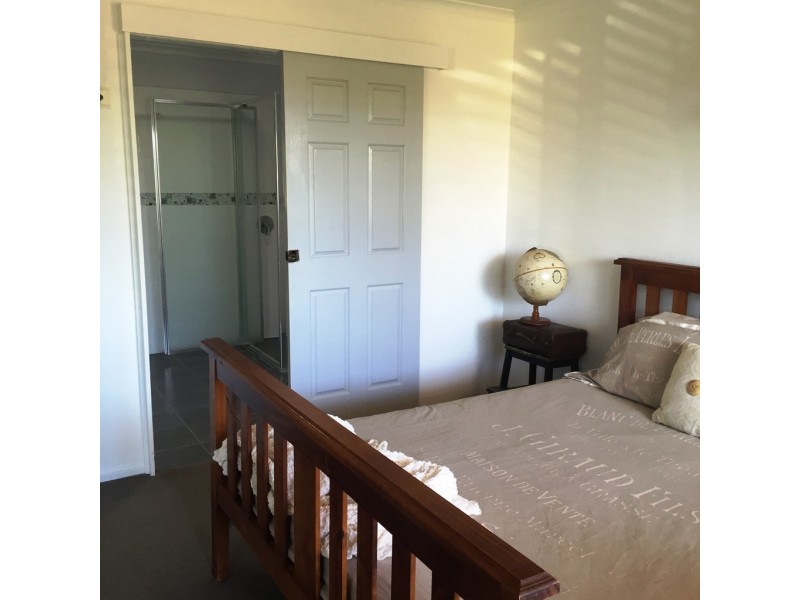 2 Majestic Place, Coral Cove QLD 4670