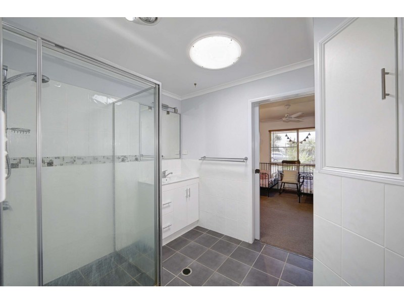 2 Majestic Place, Coral Cove QLD 4670