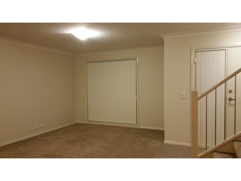 33 Sovereign Circuit, Glenfield NSW 2167