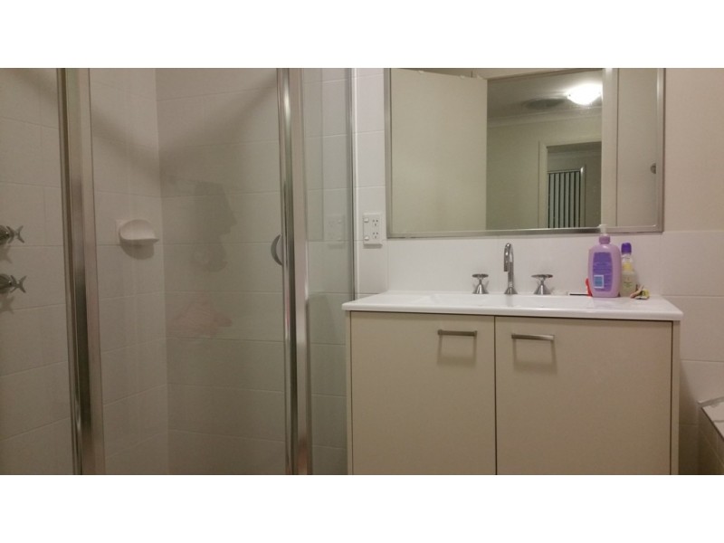 33 Sovereign Circuit, Glenfield NSW 2167