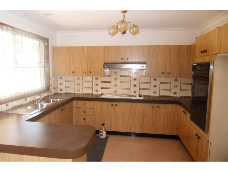 32 Melbourne Road, St Johns Park NSW 2176