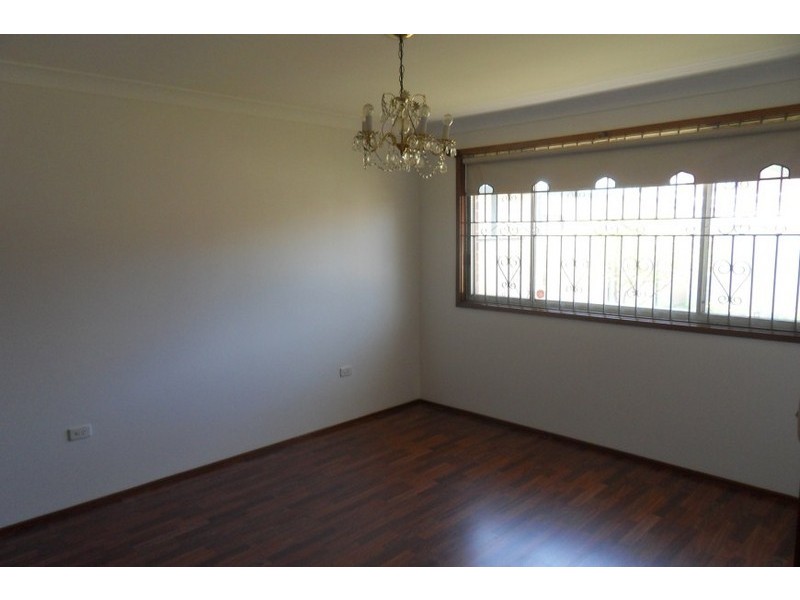 32 Melbourne Road, St Johns Park NSW 2176