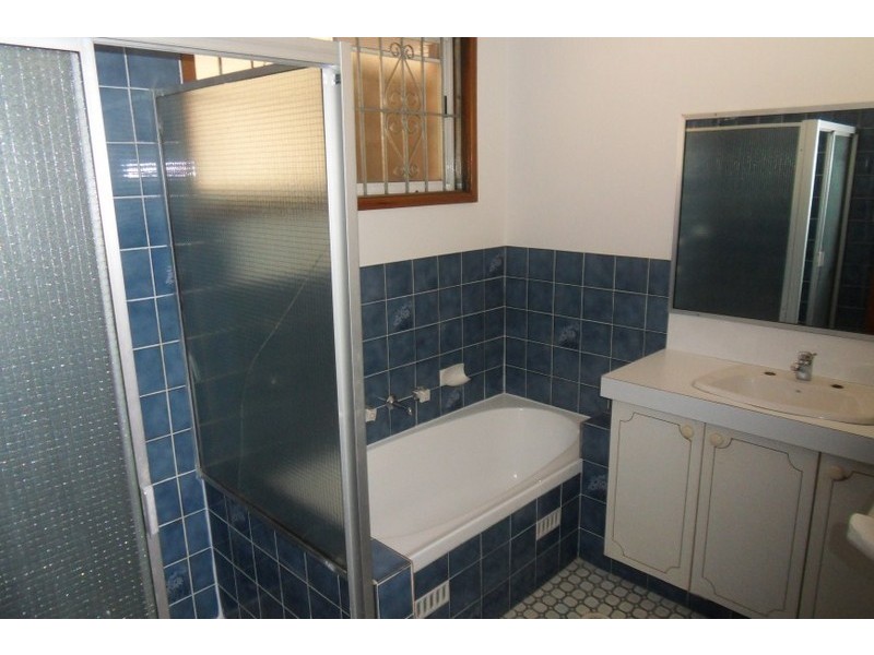 32 Melbourne Road, St Johns Park NSW 2176