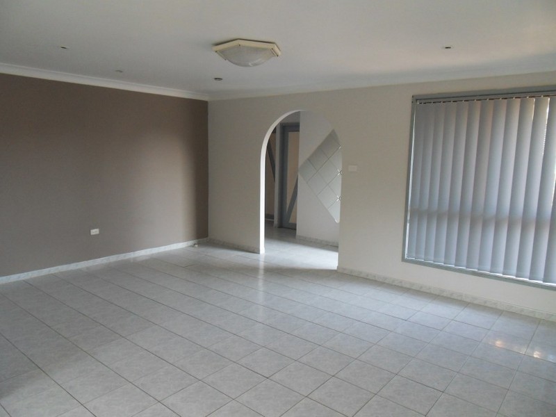 8 Novar Place, St Johns Park NSW 2176