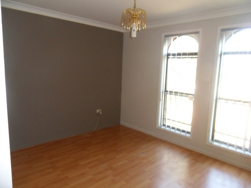 8 Novar Place, St Johns Park NSW 2176