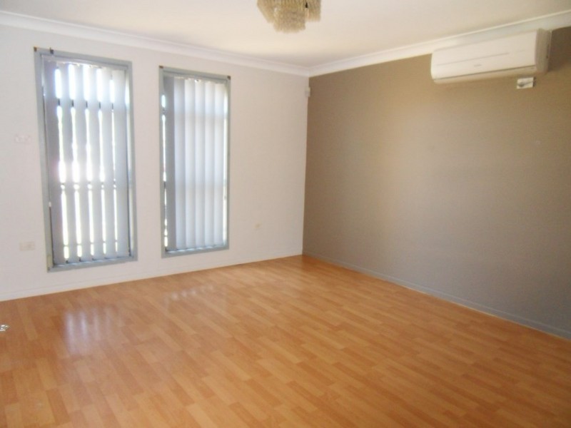 8 Novar Place, St Johns Park NSW 2176