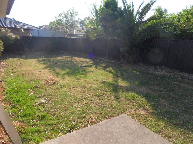 8 Novar Place, St Johns Park NSW 2176