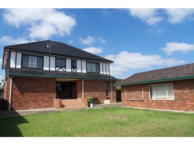 28 Salter Road, Bossley Park NSW 2176