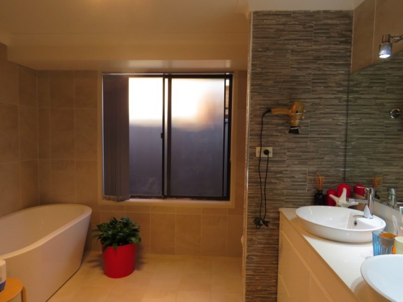 2 Kedron Place,, St Johns Park NSW 2176