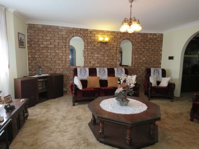 124 Railway Pde, Glenfield NSW 2167
