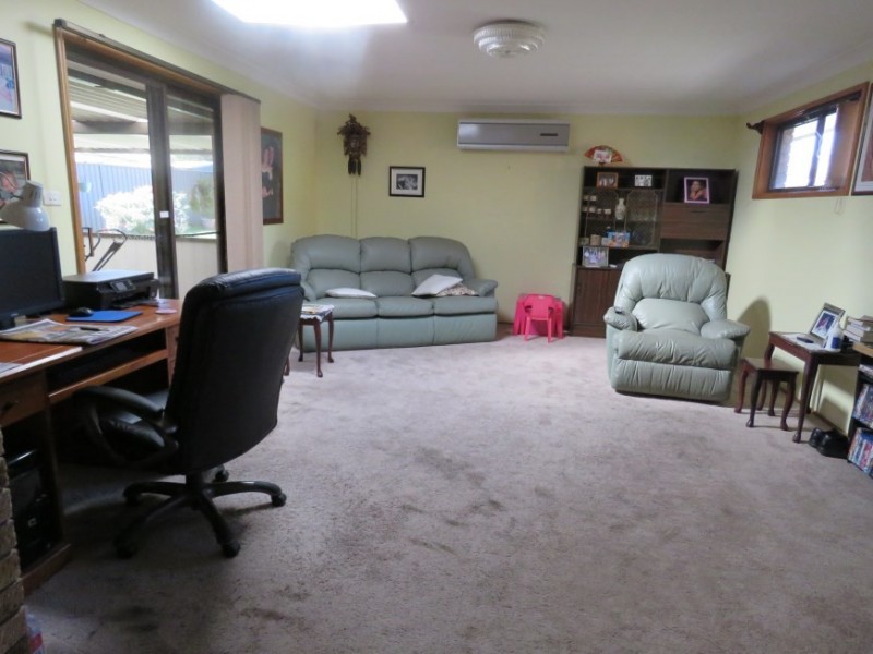 124 Railway Pde, Glenfield NSW 2167