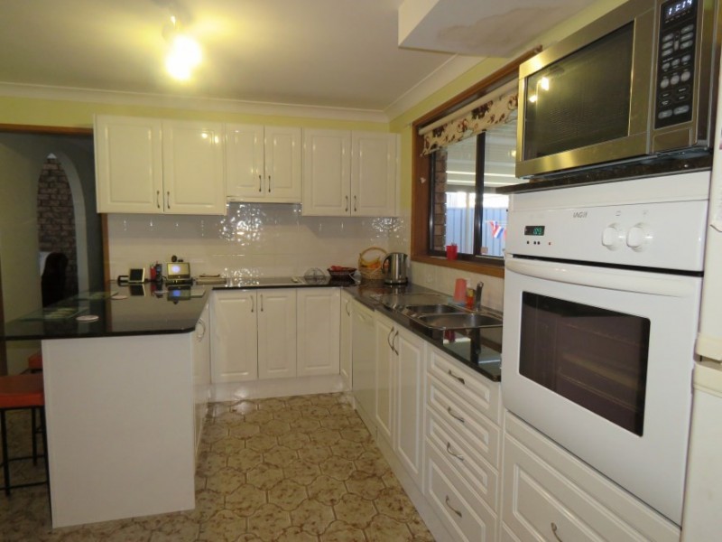 124 Railway Pde, Glenfield NSW 2167