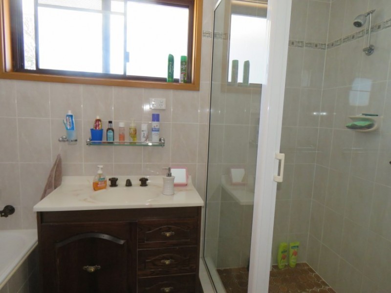 124 Railway Pde, Glenfield NSW 2167