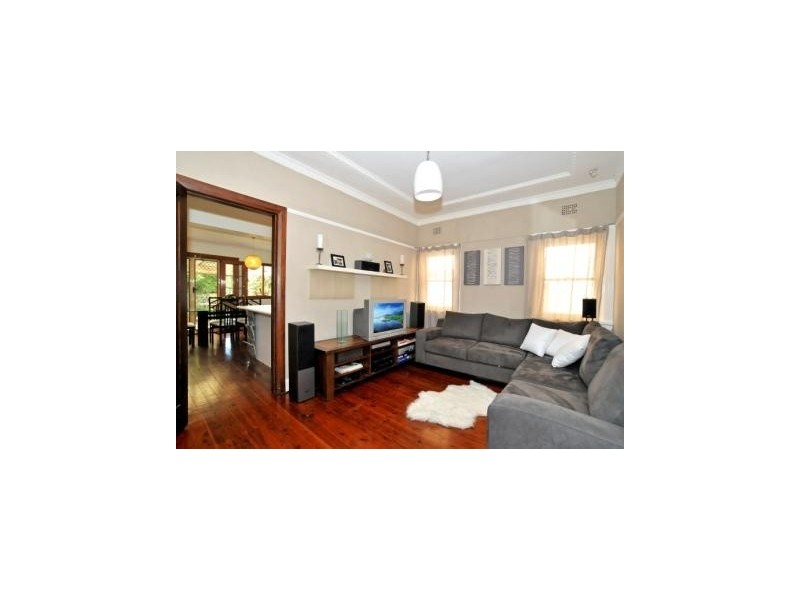 10 Sailors Bay Road (Desirable, quiet western end), Willoughby NSW 2068