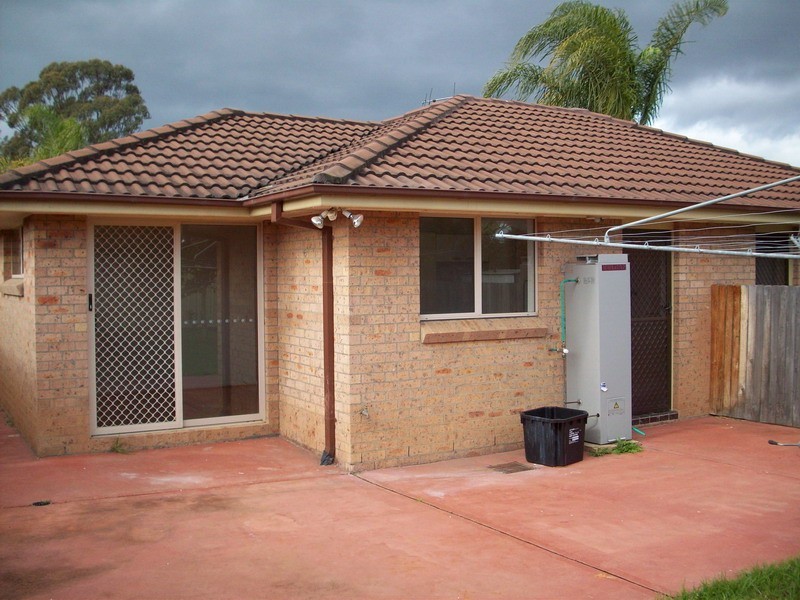 37 SPARROW LANE, Green Valley NSW 2168