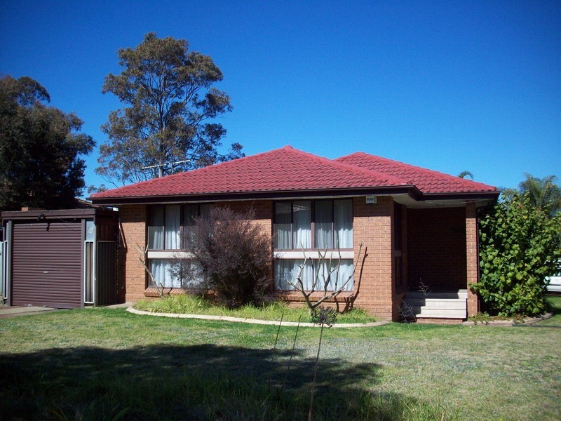 6 AMIENS CLOSE, Bossley Park NSW 2176