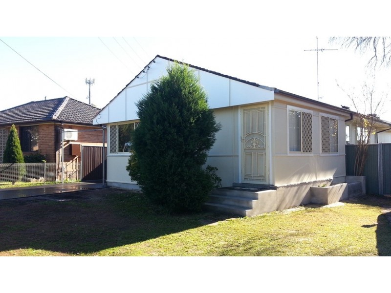 32 WILLIAMSON CRES, Warwick Farm NSW 2170