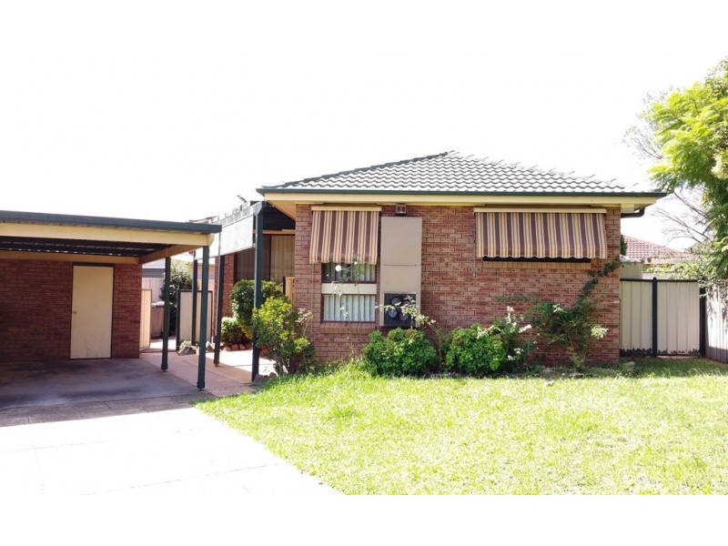 6 HALL PL, Minto NSW 2566