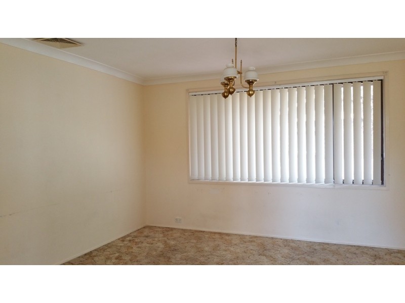 6 HALL PL, Minto NSW 2566