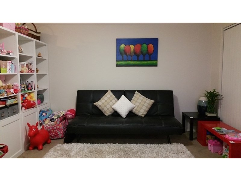 33 Sovereign Cct, Glenfield NSW 2167