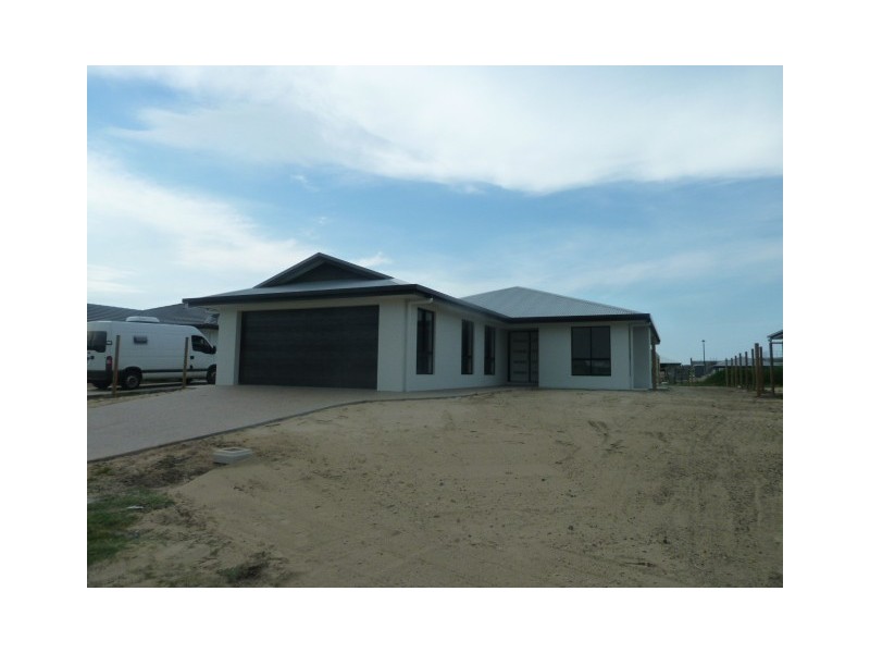 9 Lancaster Way, Ooralea QLD 4740