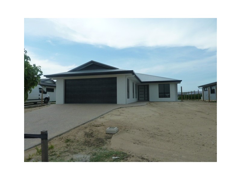 9 Lancaster Way, Ooralea QLD 4740