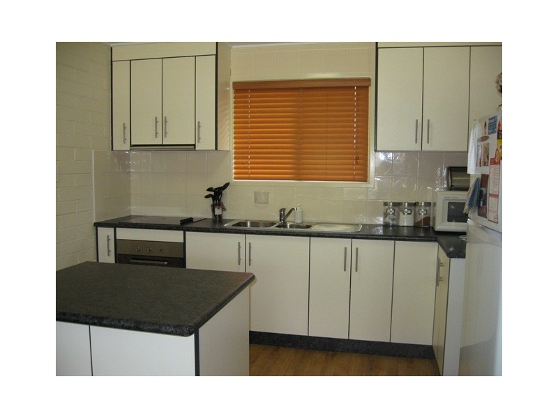 Unit 3 4 Old Shoal Point Road, Bucasia QLD 4750