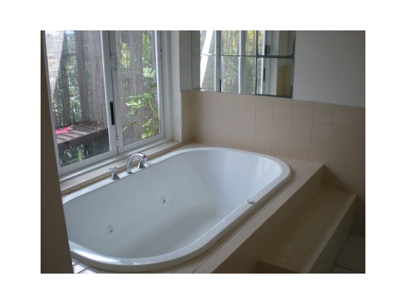 28 KINNON STREET, Glenella QLD 4740