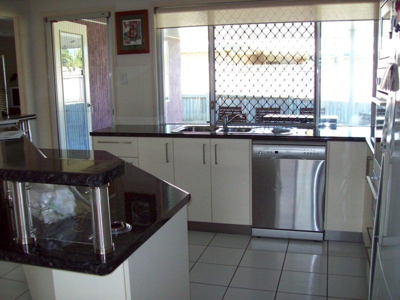 35 Frank Cowley, Glenella QLD 4740