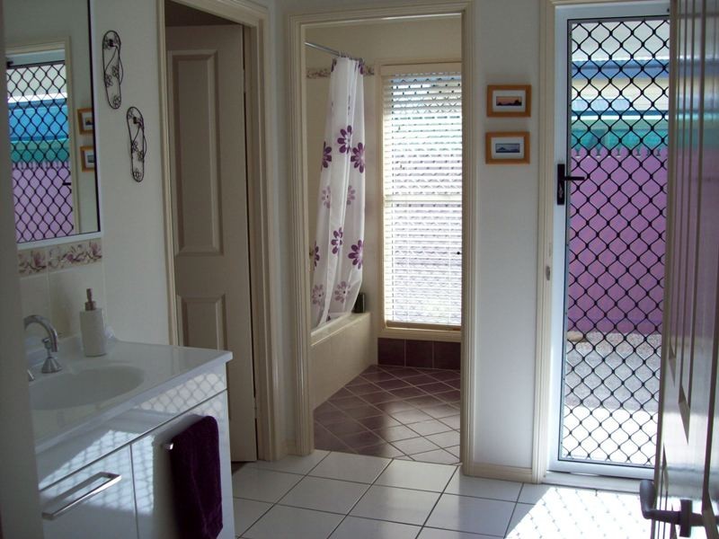 35 Frank Cowley, Glenella QLD 4740