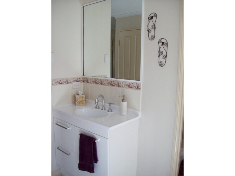 35 Frank Cowley, Glenella QLD 4740