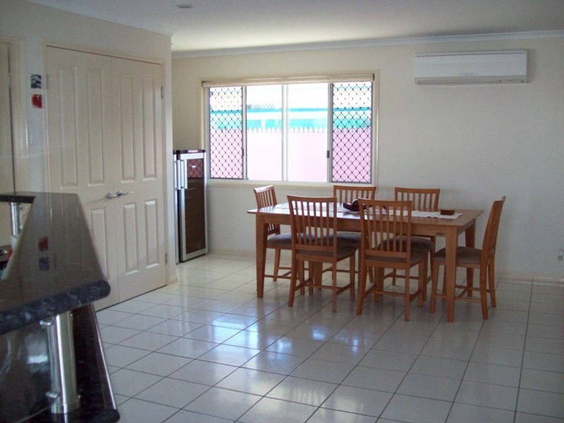 35 Frank Cowley, Glenella QLD 4740