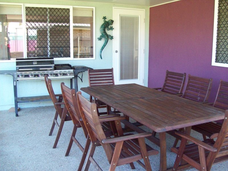 35 Frank Cowley, Glenella QLD 4740