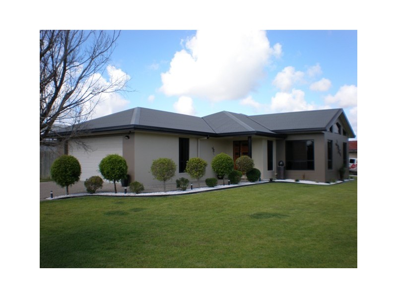 2 Leura Court, Glenella QLD 4740