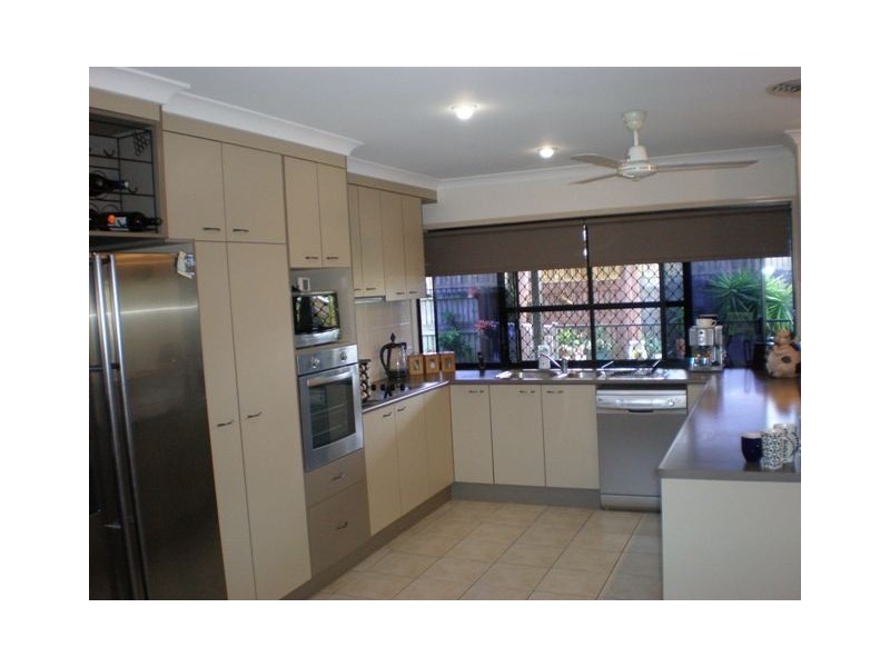 2 Leura Court, Glenella QLD 4740