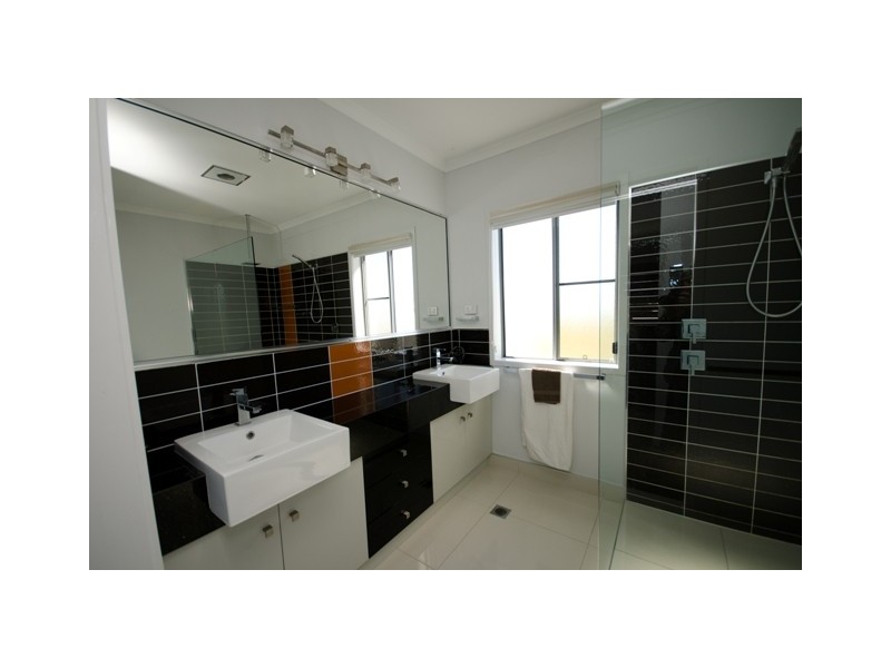 26 Kensington, Glenella QLD 4740