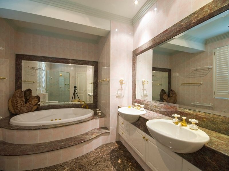 Clear Island Waters QLD 4226