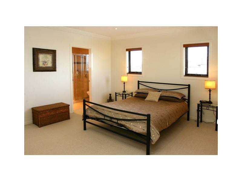 Clear Island Waters QLD 4226