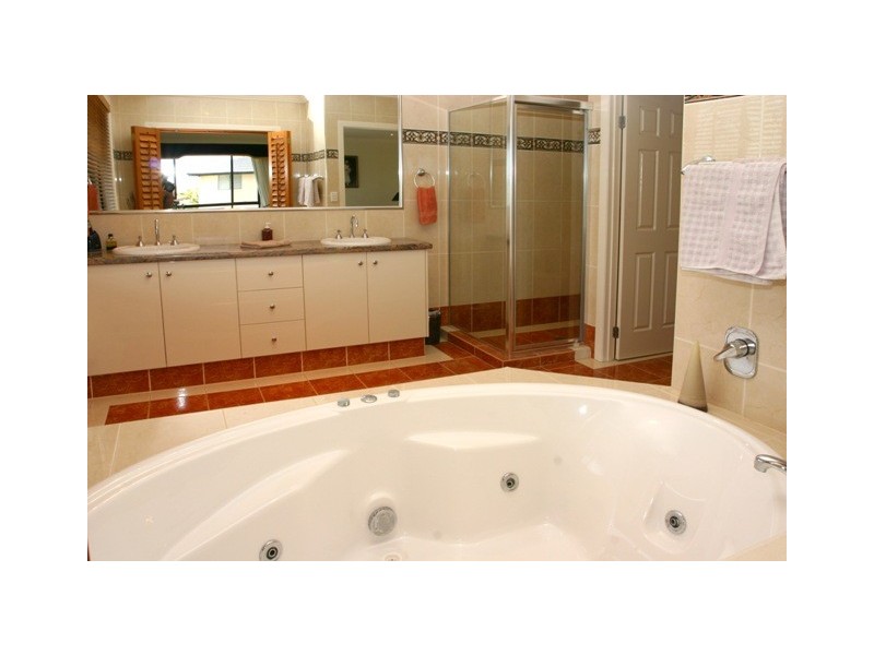 Clear Island Waters QLD 4226