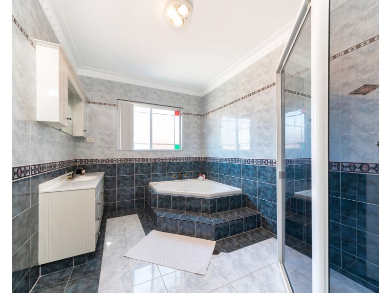 11 Buckley Close, Fairfield West NSW 2165