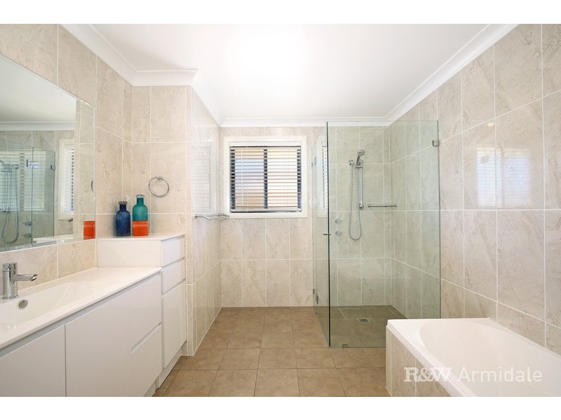 4 Campbell Parade, Armidale NSW 2350