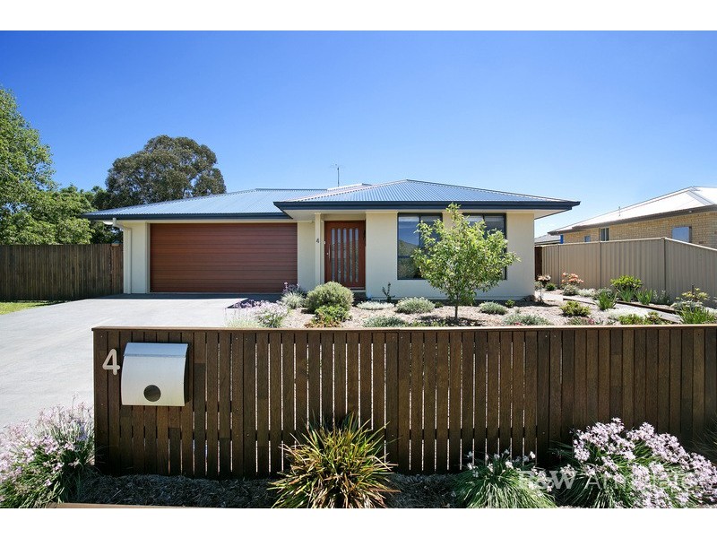 4 Campbell Parade, Armidale NSW 2350