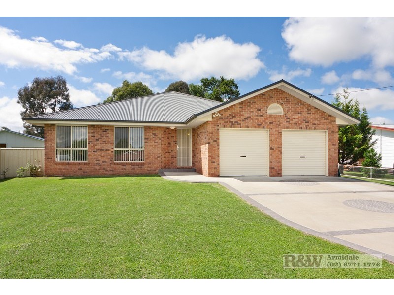 8 Elizabeth Avenue, Uralla NSW 2358