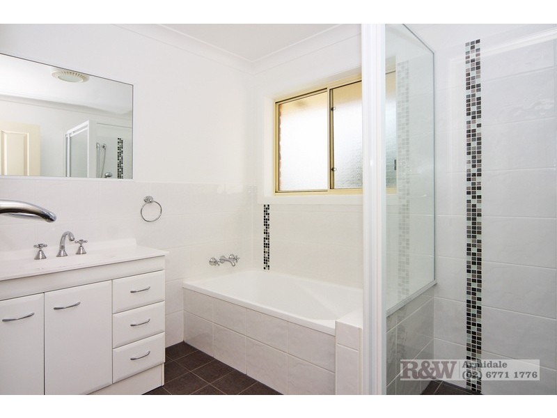 8 Elizabeth Avenue, Uralla NSW 2358