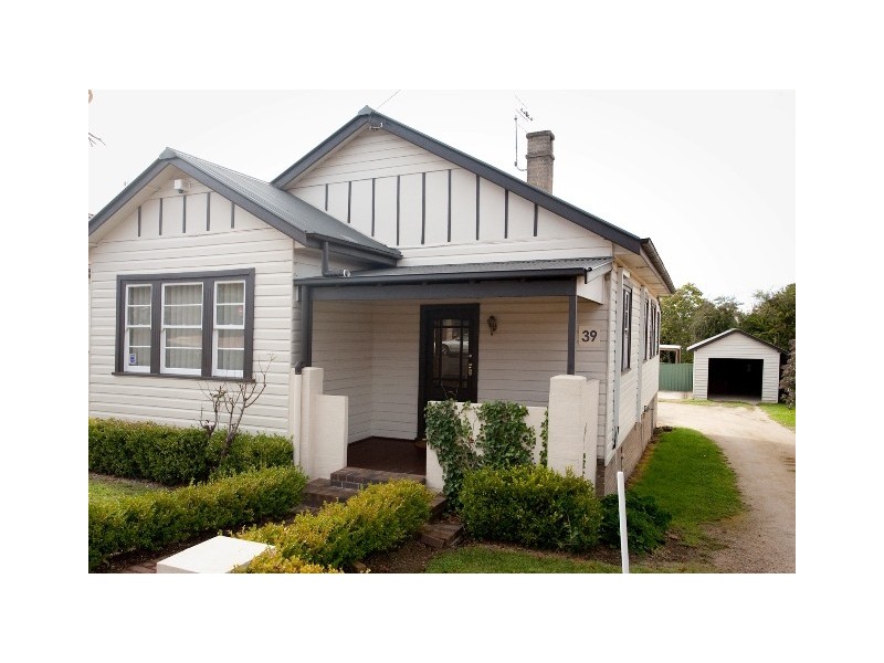 39 Marsh Street, Armidale NSW 2350