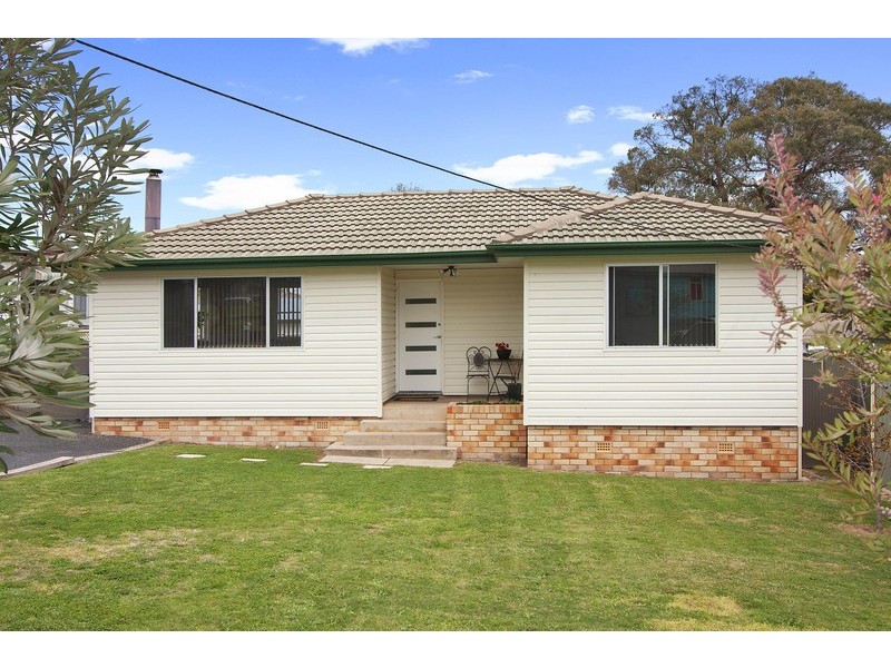 8 Prince Avenue, Uralla NSW 2358