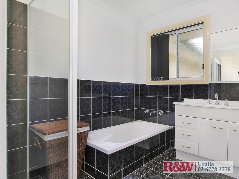 16 Hill Street, Uralla NSW 2358