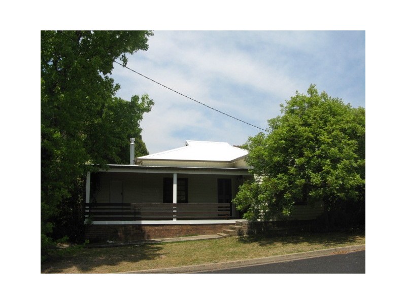 14 Drummond Ave, Armidale NSW 2350